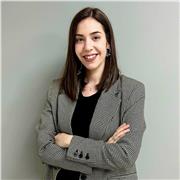 Profesora de finanzas titulada y con tres años de experiencia trabajando con casos de éxito reales.